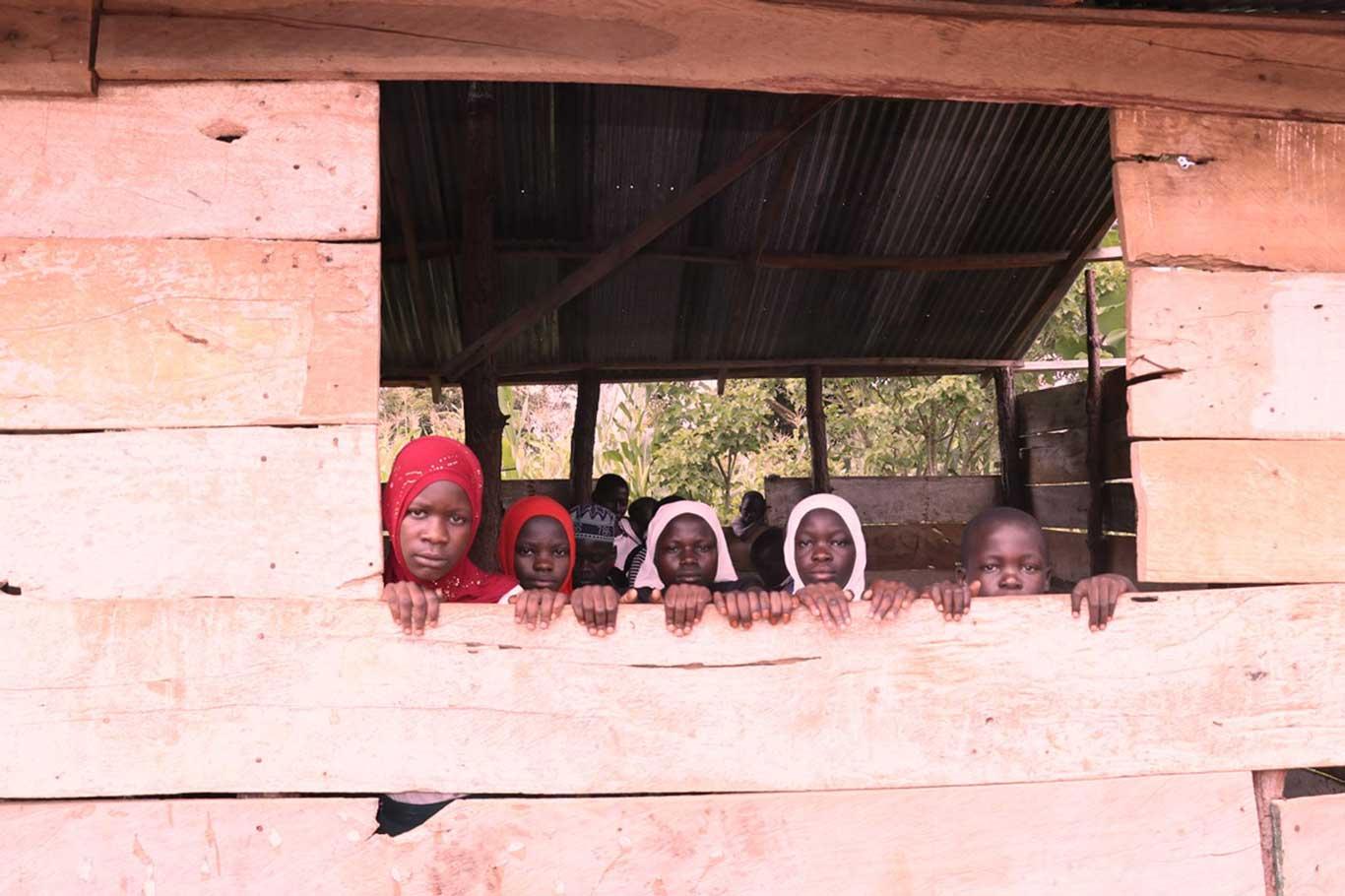 ​Uganda’da öğrenciler ağaç altında eğitim görüyor